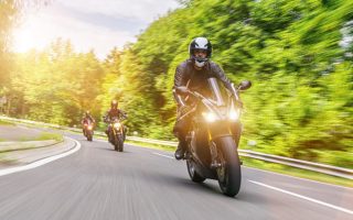 3台のツーリング中のバイク