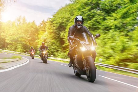 3台のツーリング中のバイク