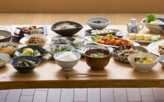 テーブルいっぱいの日本食の画像
