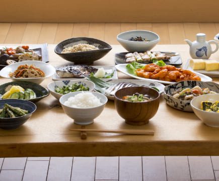 テーブルいっぱいの日本食の画像
