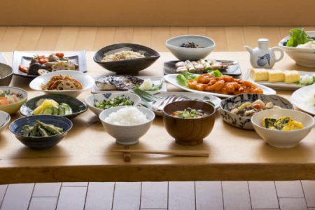 テーブルいっぱいの日本食の画像